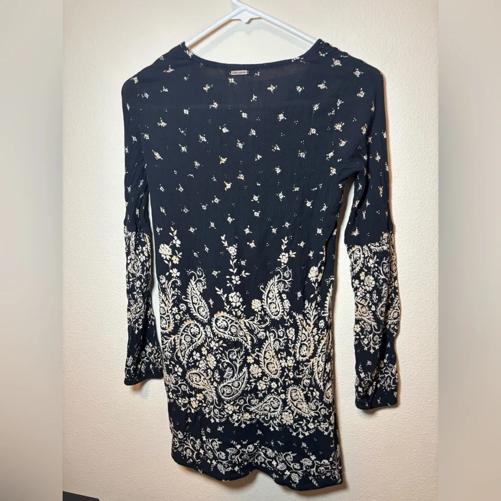 Billabong Navy and Cream Floral Shirt Size XS‎